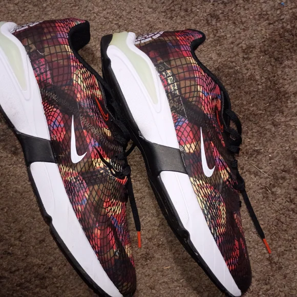 Nike Red and Black Men's Sneakers - Picture 1 of 1